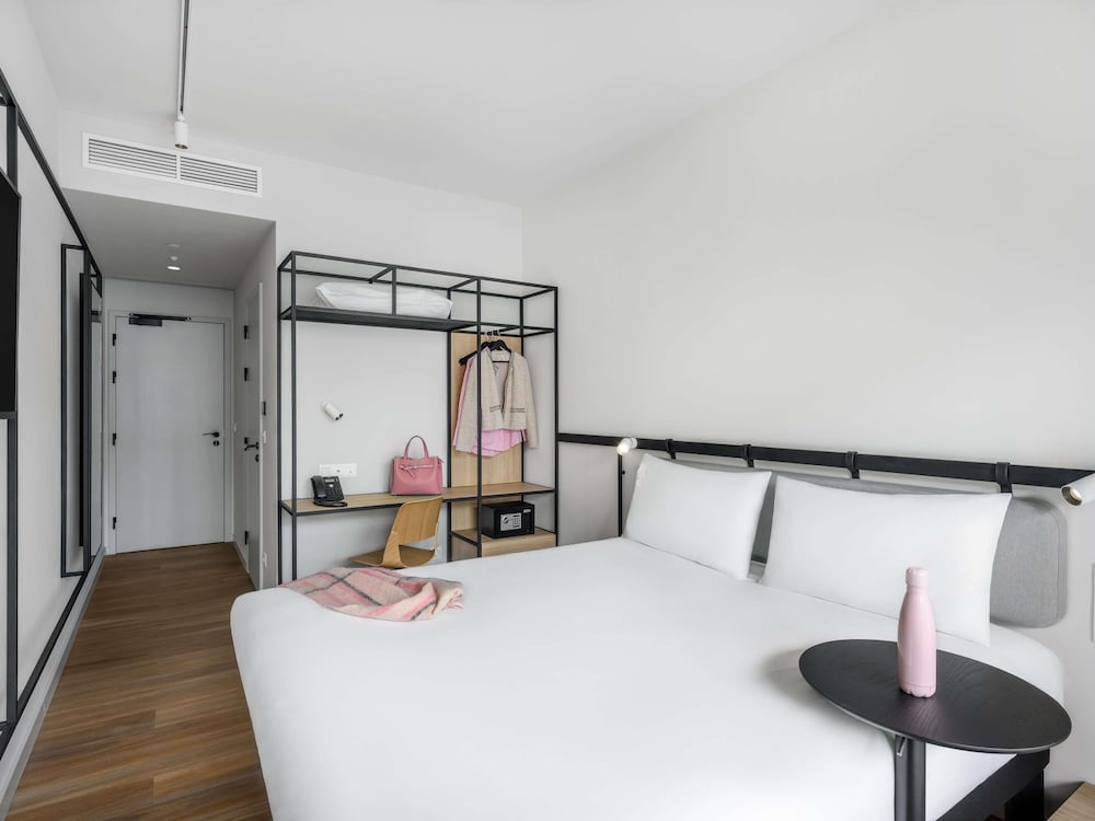 Habitación estándar con 1 cama doble y balcón del hotel ibis Budapest Stadium (Opening Q3 2023). Foto 2