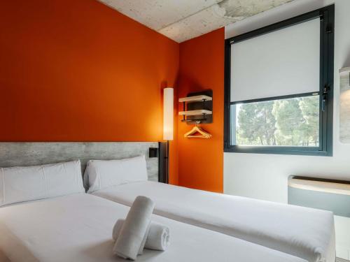 Habitación Doble Estándar - 2 camas del hotel Ibis Budget Madrid Aeropuerto. Foto 4