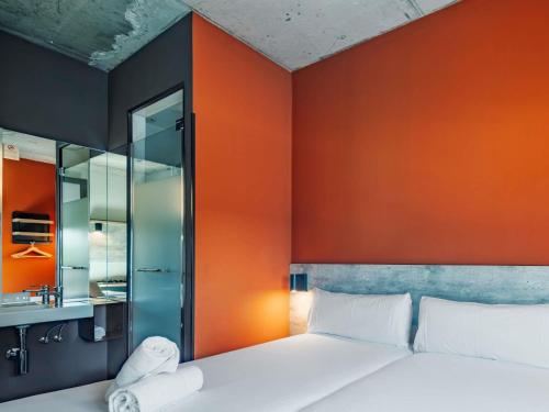 Habitación Doble Estándar - 2 camas del hotel Ibis Budget Madrid Aeropuerto. Foto 6