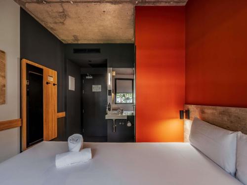 Habitación Doble Estándar del hotel Ibis Budget Madrid Aeropuerto. Foto 1