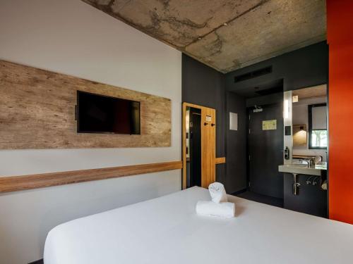 Habitación Doble Estándar del hotel Ibis Budget Madrid Aeropuerto. Foto 3