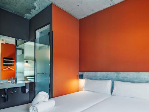 Habitación Doble Estándar - 2 camas del hotel Ibis Budget Madrid Aeropuerto. Foto 1