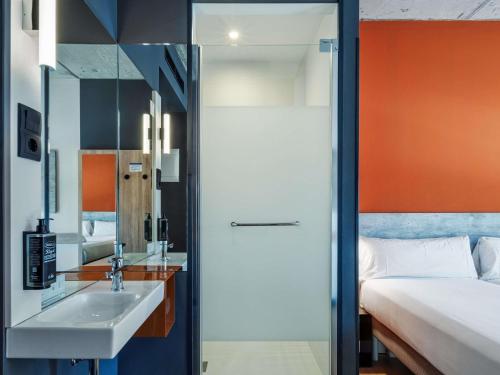 Habitación Doble Estándar - 2 camas del hotel Ibis Budget Madrid Aeropuerto. Foto 3