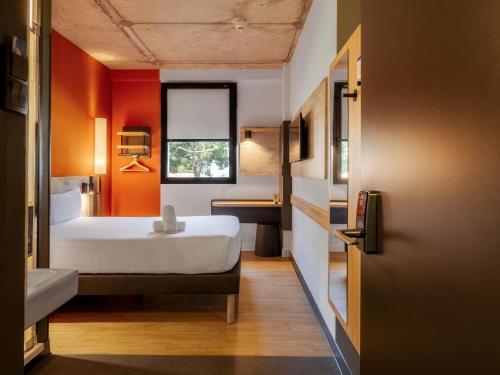 Habitación Doble Estándar - 2 camas del hotel Ibis Budget Madrid Aeropuerto. Foto 6