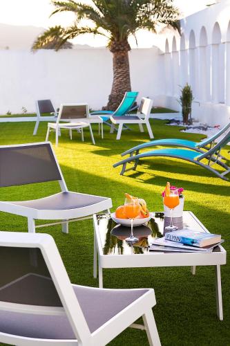 Estudio Deluxe con cama grande del hotel Corralejo Lodge. Foto 13