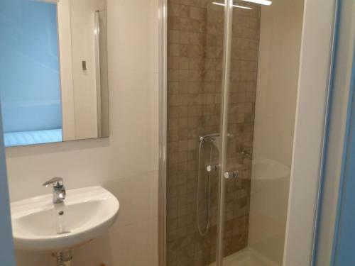 Cama en habitación mixta compartida de 5 camas del hotel Gran Canaria. Foto 3