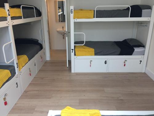 Cama individual en dormitorio compartido mixto de 7 camas del hotel Gran Canaria. Foto 1