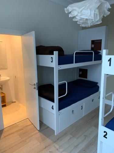 Habitación Cuádruple con ducha del hotel Gran Canaria. Foto 1