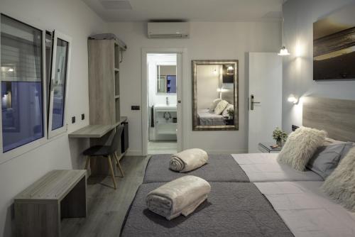 Habitación Doble con balcón del hotel La Palmera Hotel Boutique. Foto 1