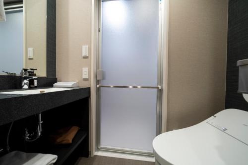 Habitación Doble Moderate con sofá cama - 2 camas del hotel KOKO Tsukiji Ginza. Foto 9