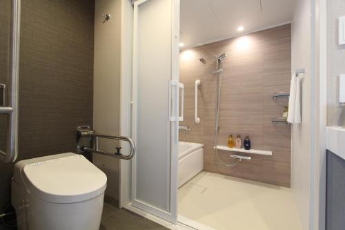 Habitación Doble Deluxe adaptada para personas con movilidad reducida - 2 camas del hotel KOKO Tsukiji Ginza. Foto 3