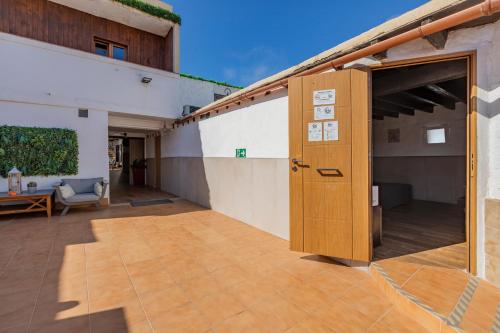 Double or Twin Room with Private Bathroom del hotel Valtisya House Pool and Airport. Foto 1