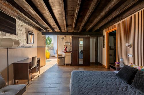 Double or Twin Room with Private Bathroom del hotel Valtisya House Pool and Airport. Foto 2