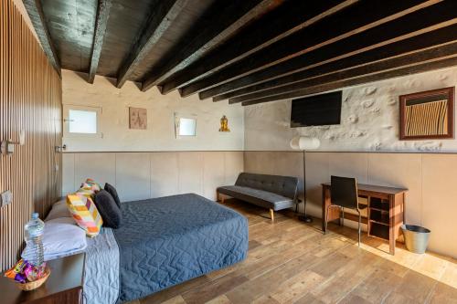 Double or Twin Room with Private Bathroom del hotel Valtisya House Pool and Airport. Foto 7