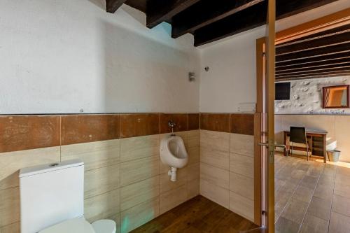 Double or Twin Room with Private Bathroom del hotel Valtisya House Pool and Airport. Foto 11