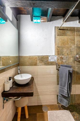 Double or Twin Room with Private Bathroom del hotel Valtisya House Pool and Airport. Foto 12