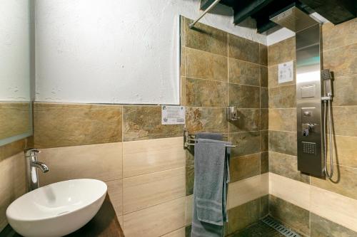 Double or Twin Room with Private Bathroom del hotel Valtisya House Pool and Airport. Foto 13