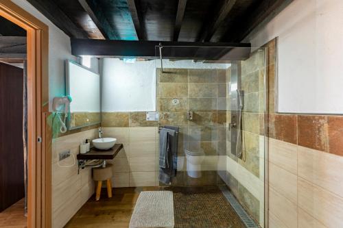 Double or Twin Room with Private Bathroom del hotel Valtisya House Pool and Airport. Foto 16
