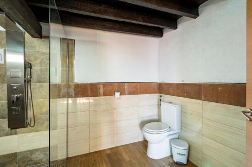 Double or Twin Room with Private Bathroom del hotel Valtisya House Pool and Airport. Foto 17