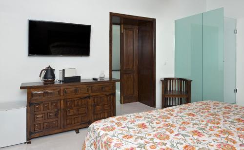 Habitación Doble Deluxe con vistas laterales al mar del hotel Finca Isolina Hotel Boutique. Foto 5