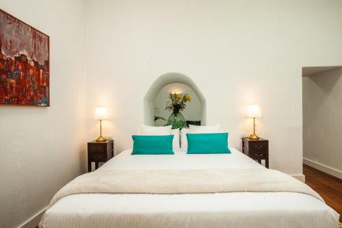 Estudio con cama extragrande y sofá cama del hotel Los Lirios Hotel Rural