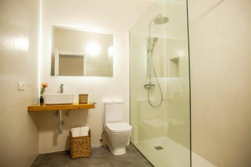 Estudio con cama extragrande y sofá cama del hotel Los Lirios Hotel Rural. Foto 1