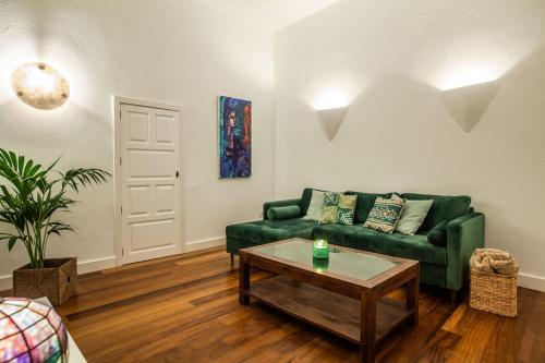 Estudio con cama extragrande y sofá cama del hotel Los Lirios Hotel Rural. Foto 4