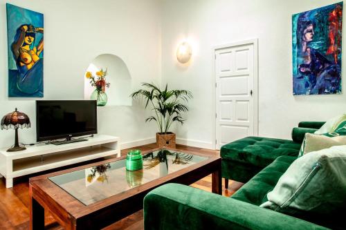 Estudio con cama extragrande y sofá cama del hotel Los Lirios Hotel Rural. Foto 3