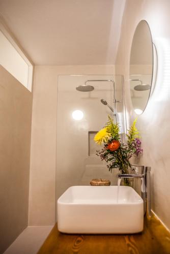 Habitación Doble con terraza del hotel Los Lirios Hotel Rural. Foto 4