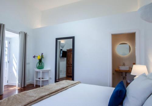 Habitación Superior con cama extragrande del hotel Los Lirios Hotel Rural. Foto 1