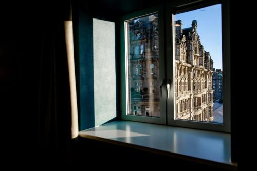 Habitación Doble Estándar con vistas a la ciudad del hotel Motel One Edinburgh - Princes. Foto 2