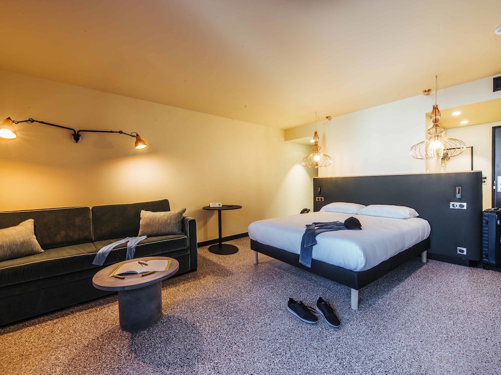 Suite familiar con 1 cama doble y 1 sofá cama del hotel ibis Styles Rouen Centre Rive Gauche