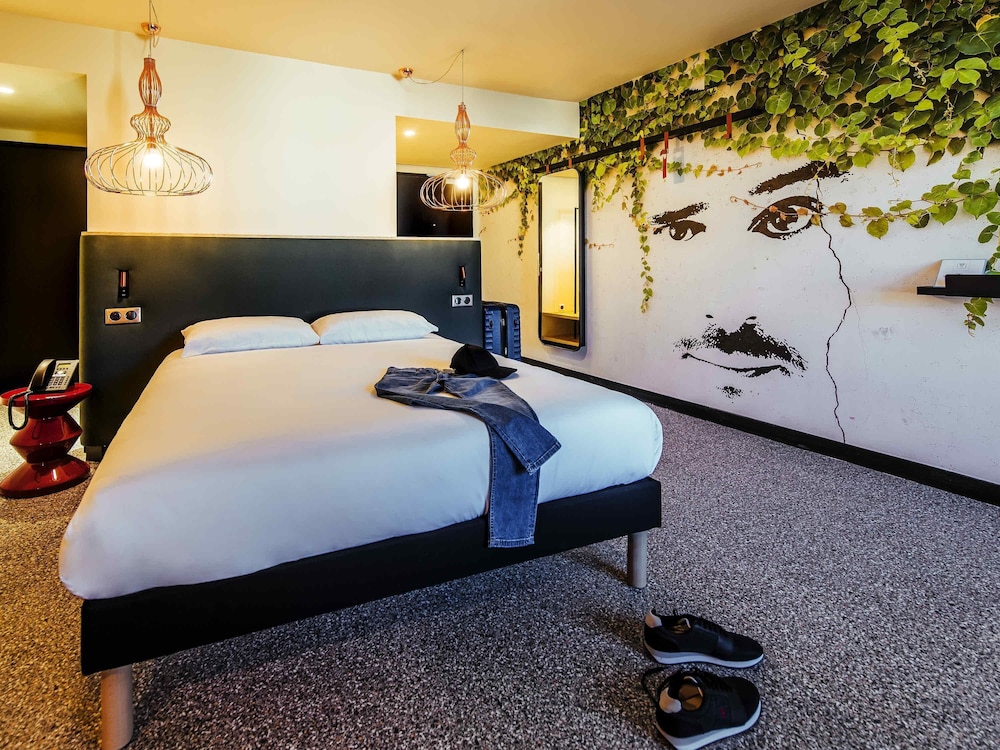 Suite familiar con 1 cama doble y 1 sofá cama del hotel ibis Styles Rouen Centre Rive Gauche. Foto 1