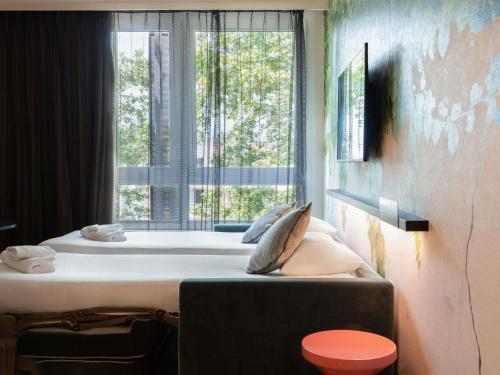 Suite familiar estándar con bañera, 1 cama doble y 2 camas individuales del hotel ibis Styles Rouen Centre Rive Gauche
