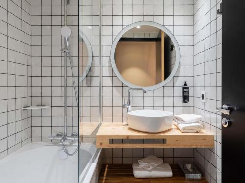 Suite familiar estándar con bañera, 1 cama doble y 2 camas individuales del hotel ibis Styles Rouen Centre Rive Gauche. Foto 1
