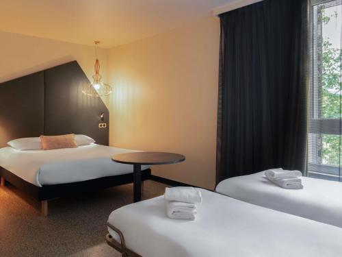 Suite familiar estándar con bañera, 1 cama doble y 2 camas individuales del hotel ibis Styles Rouen Centre Rive Gauche. Foto 2