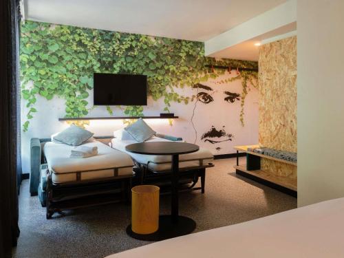Suite familiar estándar con bañera, 1 cama doble y 2 camas individuales del hotel ibis Styles Rouen Centre Rive Gauche. Foto 4