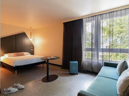 Suite familiar estándar con bañera, 1 cama doble y 2 camas individuales del hotel ibis Styles Rouen Centre Rive Gauche. Foto 5