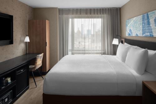 Habitación con cama extragrande - Planta superior del hotel Courtyard by Marriott New York World Trade Center Area. Foto 2