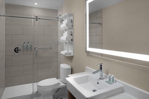 Habitación Doble con ducha accesible en silla de ruedas - Adaptada para personas con movilidad reducida/discapacidad auditiva - 2 camas dobles del hotel Courtyard by Marriott New York World Trade Center Area. Foto 3