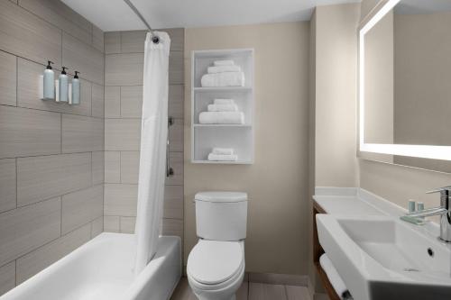 Habitación Doble con ducha accesible en silla de ruedas - Adaptada para personas con movilidad reducida/discapacidad auditiva - 2 camas dobles del hotel Courtyard by Marriott New York World Trade Center Area. Foto 4