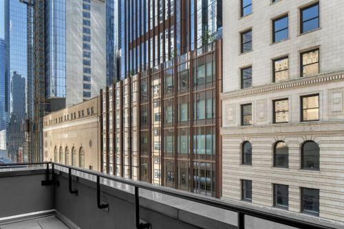 Habitación Grande con cama extragrande y balcón del hotel Courtyard by Marriott New York World Trade Center Area. Foto 1