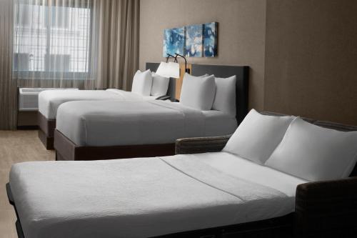 Habitación Doble grande con sofá cama - 2 camas dobles del hotel Courtyard by Marriott New York World Trade Center Area. Foto 2