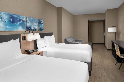 Habitación Doble grande con sofá cama - 2 camas dobles del hotel Courtyard by Marriott New York World Trade Center Area