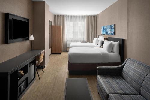 Habitación Doble grande con sofá cama - 2 camas dobles del hotel Courtyard by Marriott New York World Trade Center Area. Foto 1