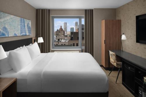 Habitación con cama extragrande y planta superior del hotel Courtyard by Marriott New York World Trade Center Area