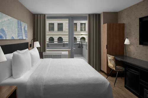 Habitación más grande con balcón - Cama extragrande del hotel Courtyard by Marriott New York World Trade Center Area