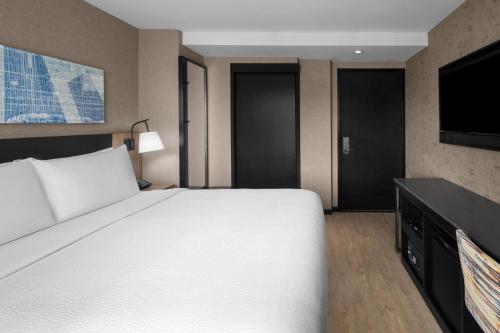 Larger King Room with Balcony - Hearing Accessible del hotel Courtyard by Marriott New York World Trade Center Area. Foto 2
