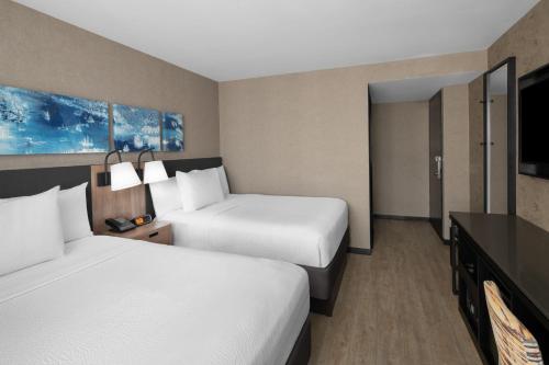 Double Room with Two Double Beds and Roll - In Shower - Mobility Access/Hearing Accessible del hotel Courtyard by Marriott New York World Trade Center Area