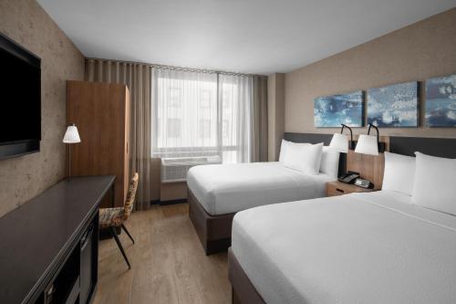 Double Room with Two Double Beds and Roll - In Shower - Mobility Access/Hearing Accessible del hotel Courtyard by Marriott New York World Trade Center Area. Foto 1